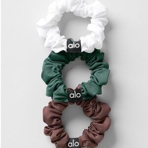 *NWT* ALO Fresh Mini Scrunchie 3 Pack Set - White, Clover Green, Brownstone